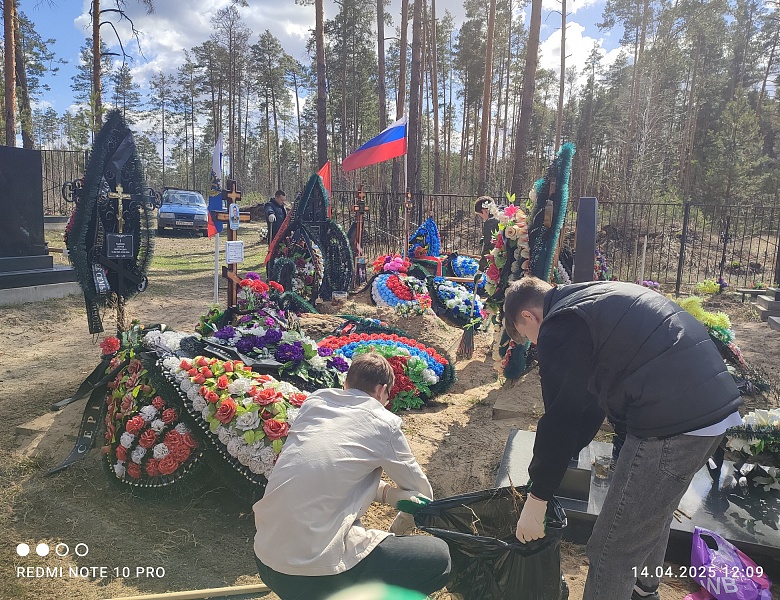 Приведение в порядок студентами-волонтерами воинских памятников