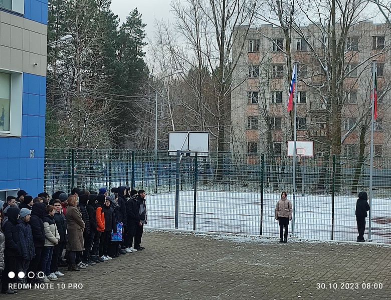 Еженедельная торжественная линейка, с поднятием Государственных Флагов