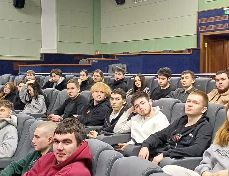 Посещение студентами колледжа кинотеатра «Мир»