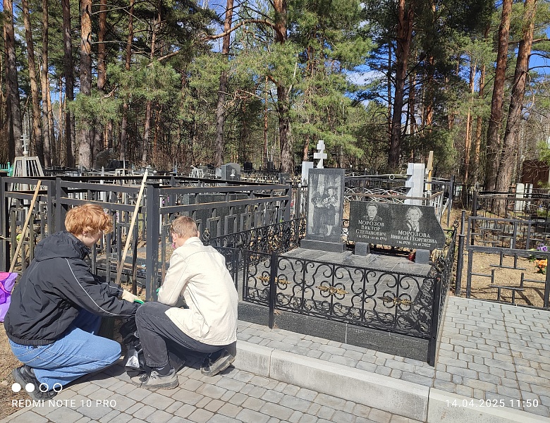 Приведение в порядок студентами-волонтерами воинских памятников