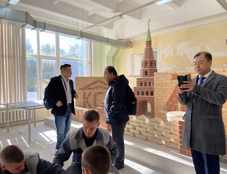Экскурсия по учебно-производственным мастерским для делегации из КНР