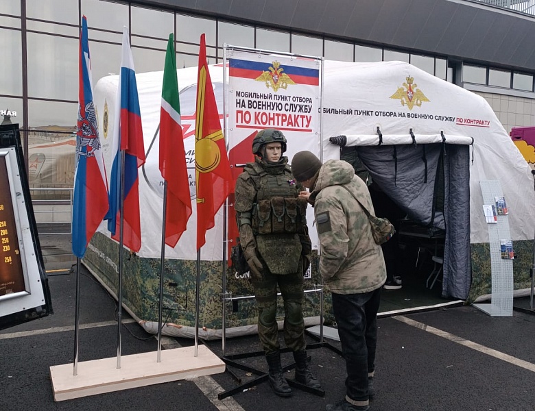 Посещение студентами колледжа передвижной выставки трофейной военной техники противника