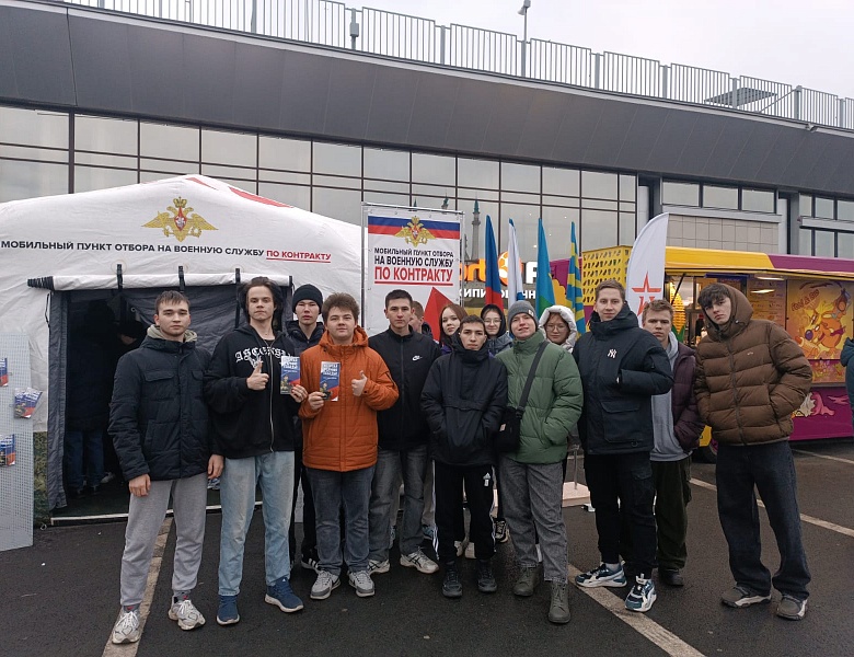 Посещение студентами колледжа передвижной выставки трофейной военной техники противника