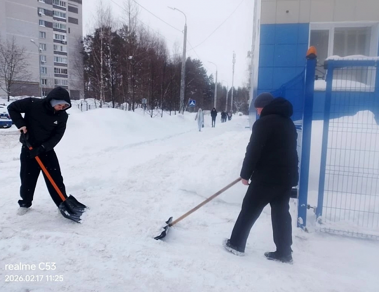 Уборка снега студентами группы ОС-9-1